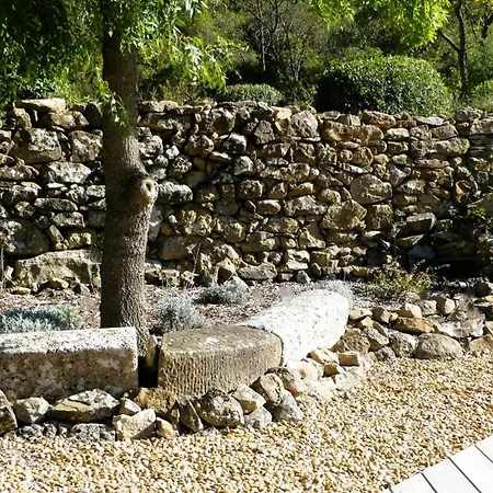 Le Chant Des Pierres Holiday home